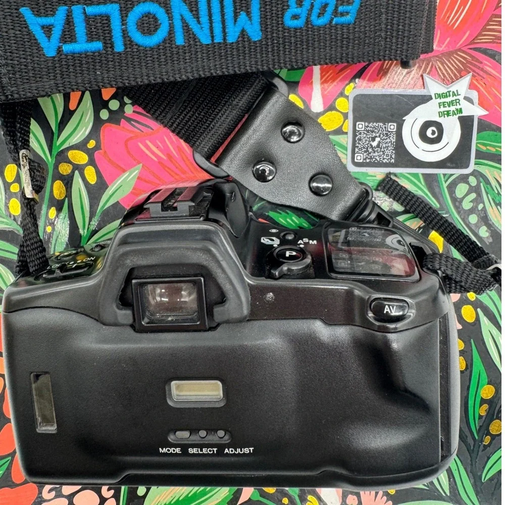 Minolta Maxxum 400si 35mm SLR Film Camera with 35-80mm Lens and Strap